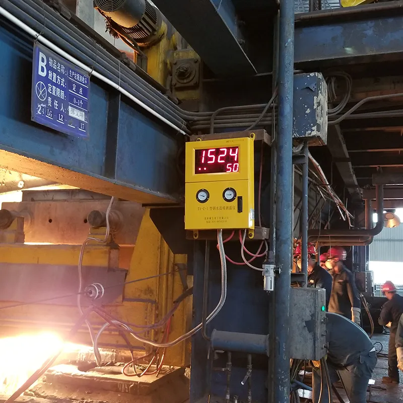 Прибор для непрерывного измерения температуры жидкой стали.2